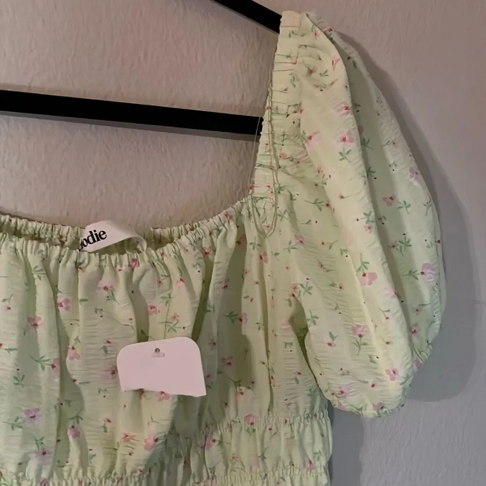 Elodie From Nordstrom Smocked Cropped Top Light Green‎ Floral Prints - Size M - Picture 2 of 7